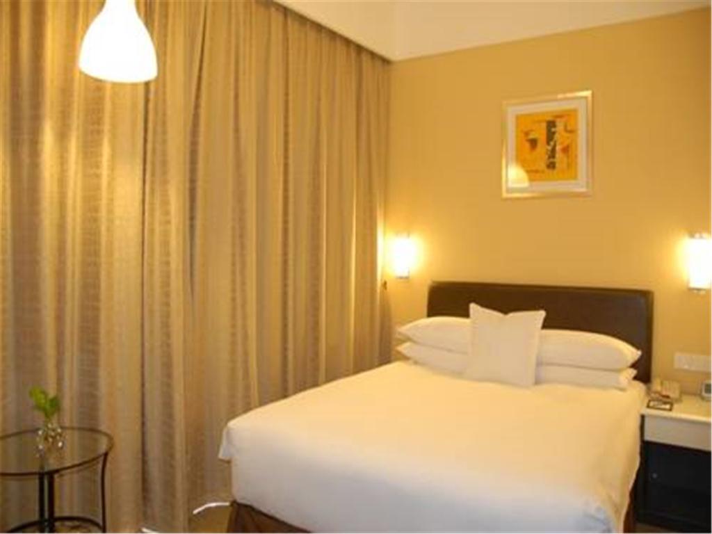 Gloria Plaza Hotel Kangqiao Shanghai Exterior foto